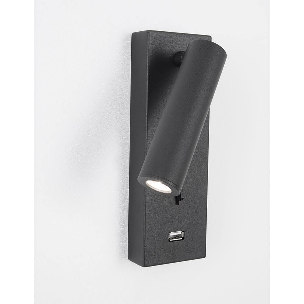 Fuse LED Wandlampe mit USB in modernem Design, verstellbarer Strahler und USB-Anschluss.