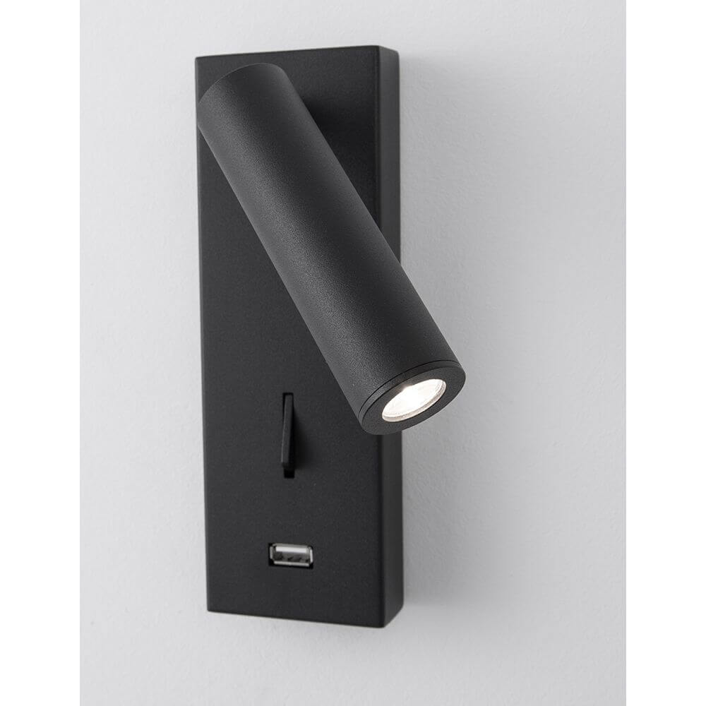Fuse LED Wandlampe mit USB in modernem Design, aus Aluminium mit verstellbarem Strahler, warmweißes Licht.