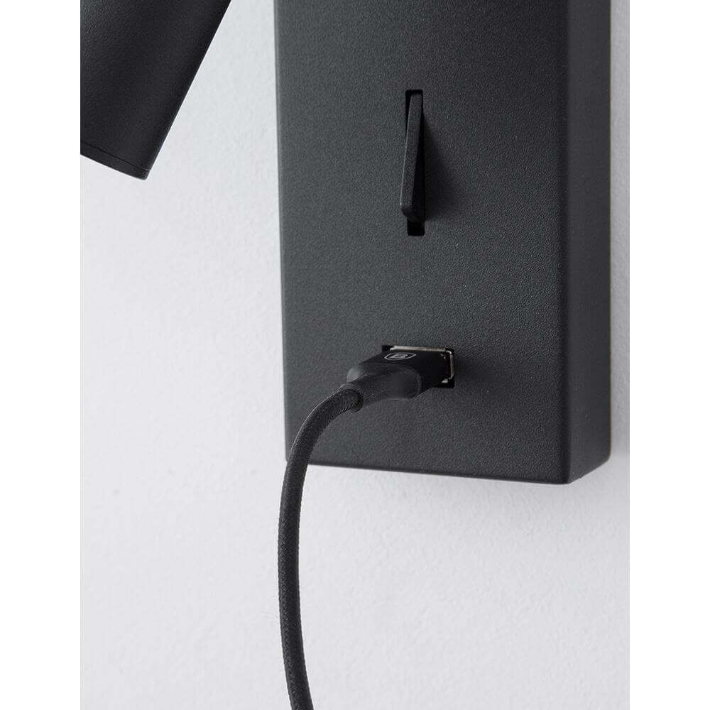 Detailansicht von der Fuse LED Wandlampe mit USB, einschließlich des USB-Anschlusses.