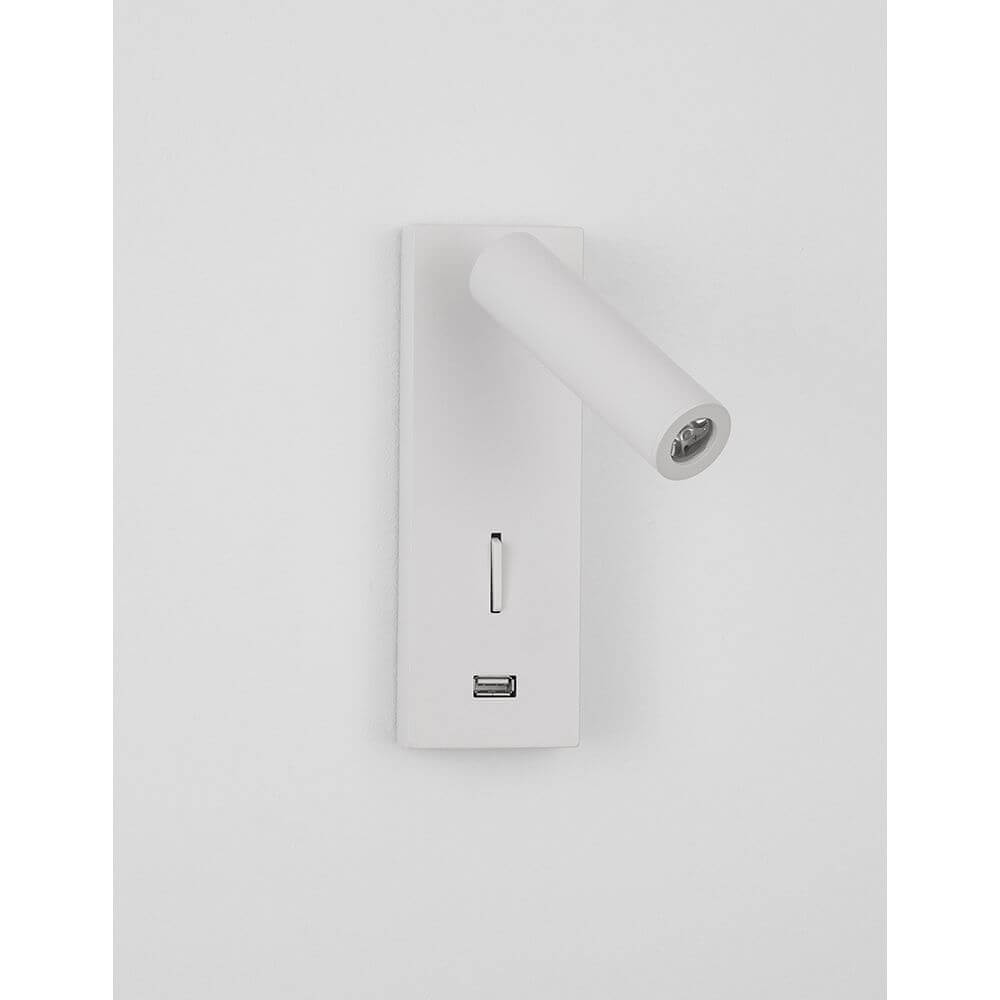 Fuse LED Wandlampe mit USB in modernem Design und warmweißem Licht, aus weiß lackiertem Aluminium.