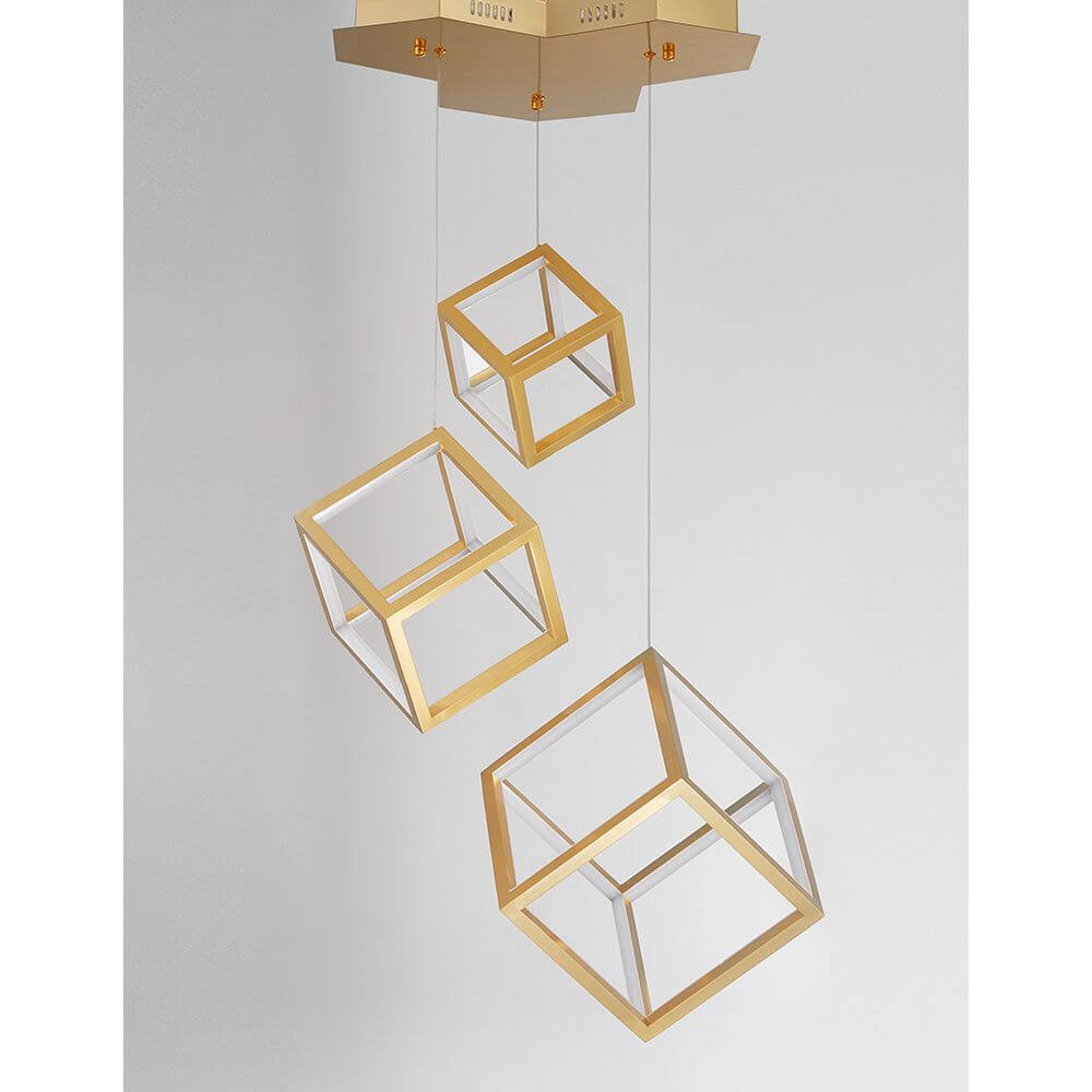 Gabbia LED Hängelampe 3 Würfel in modernem Design mit goldenen und transparenten Elementen.