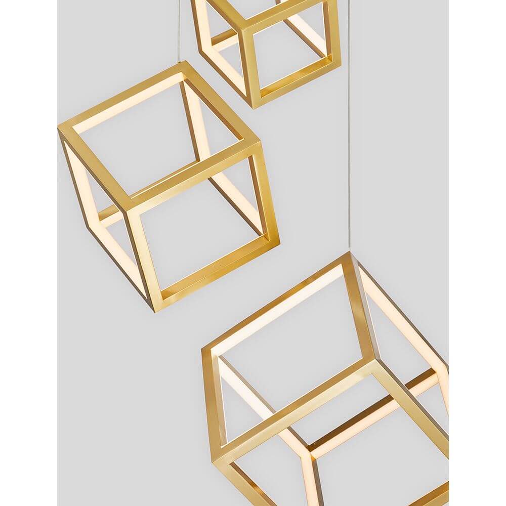 Gabbia LED Hängelampe 3 Würfel in modernem Design mit goldenen Rahmen.