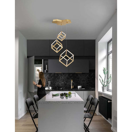 Gabbia LED Hängelampe 3 Würfel über einem modernen Küchentisch mit stilvollem Design.