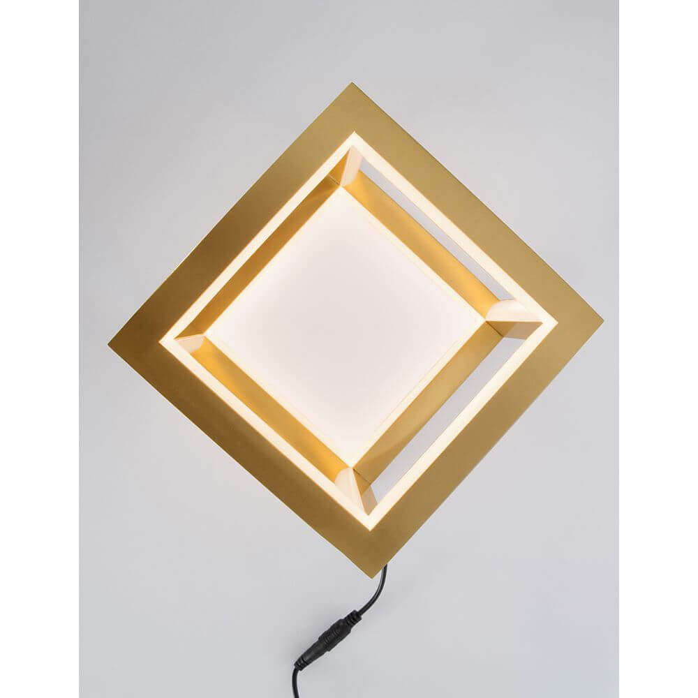 Gabbia LED Würfel Tischlampe in gold mit modernem Design für stilvolle Akzente in jedem Raum.