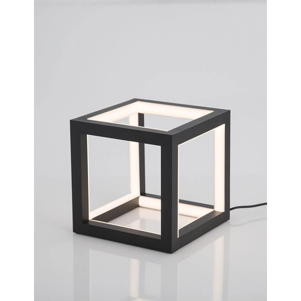 Gabbia LED Würfel Tischlampe in modernem Design mit Schwarz und warmen Lichtern.
