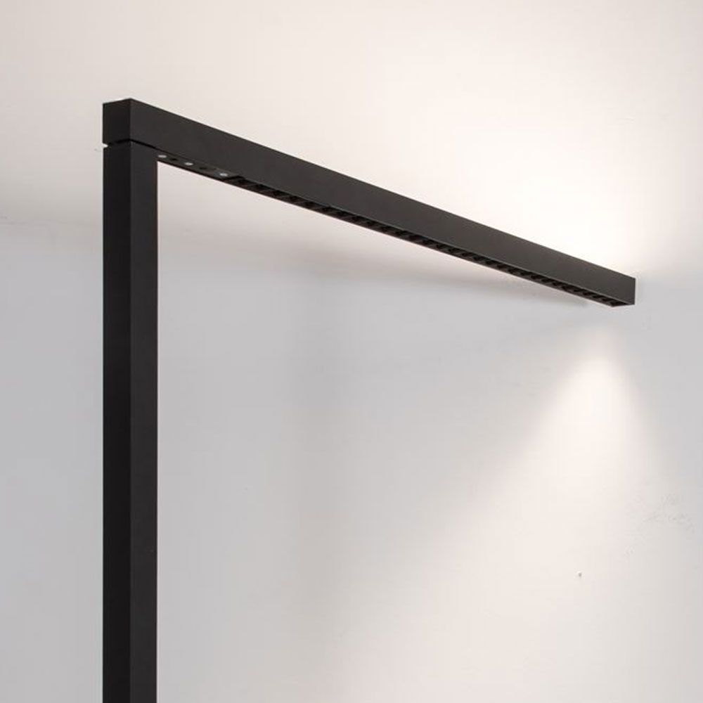Schwarze LED Stehleuchte für den Büro Arbeitsplatz mit ergonomischem Design und dimmbarer Funktion.