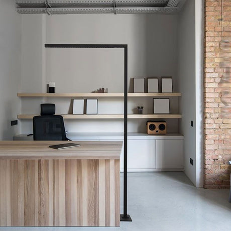 Moderne Büroumgebung mit GAL Stehleuchte und Holzarbeitsplatte, ergonomisch und stilvoll eingerichtet.