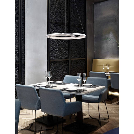 Galaxy LED-hengelampe Ø 62 cm over et elegant spisebord i et moderne restaurantinteriør.