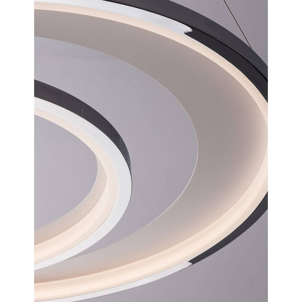 Detailansicht der Galaxy LED Hängelampe Ø 62cm mit modernem, minimalistischem Design und sanfter Lichtverteilung.