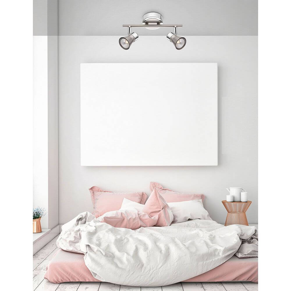 Moderne Nova Luce Galeria Balkenstrahler 2-flammig im Schlafzimmer über einem gemütlichen Bett.