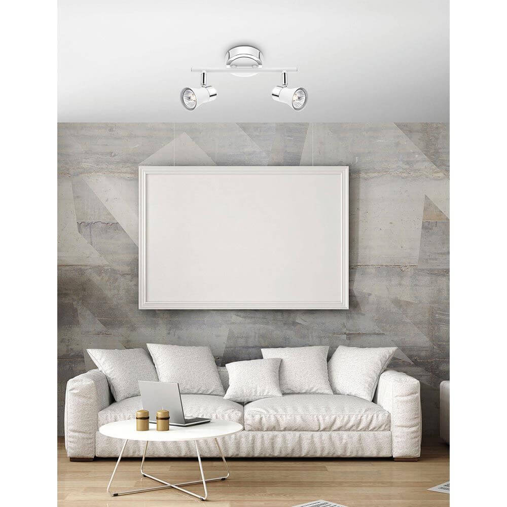Nova Luce Galeria Balkenstrahler 2-flammig über einem modernen Wohnzimmer mit hellem Sofa.