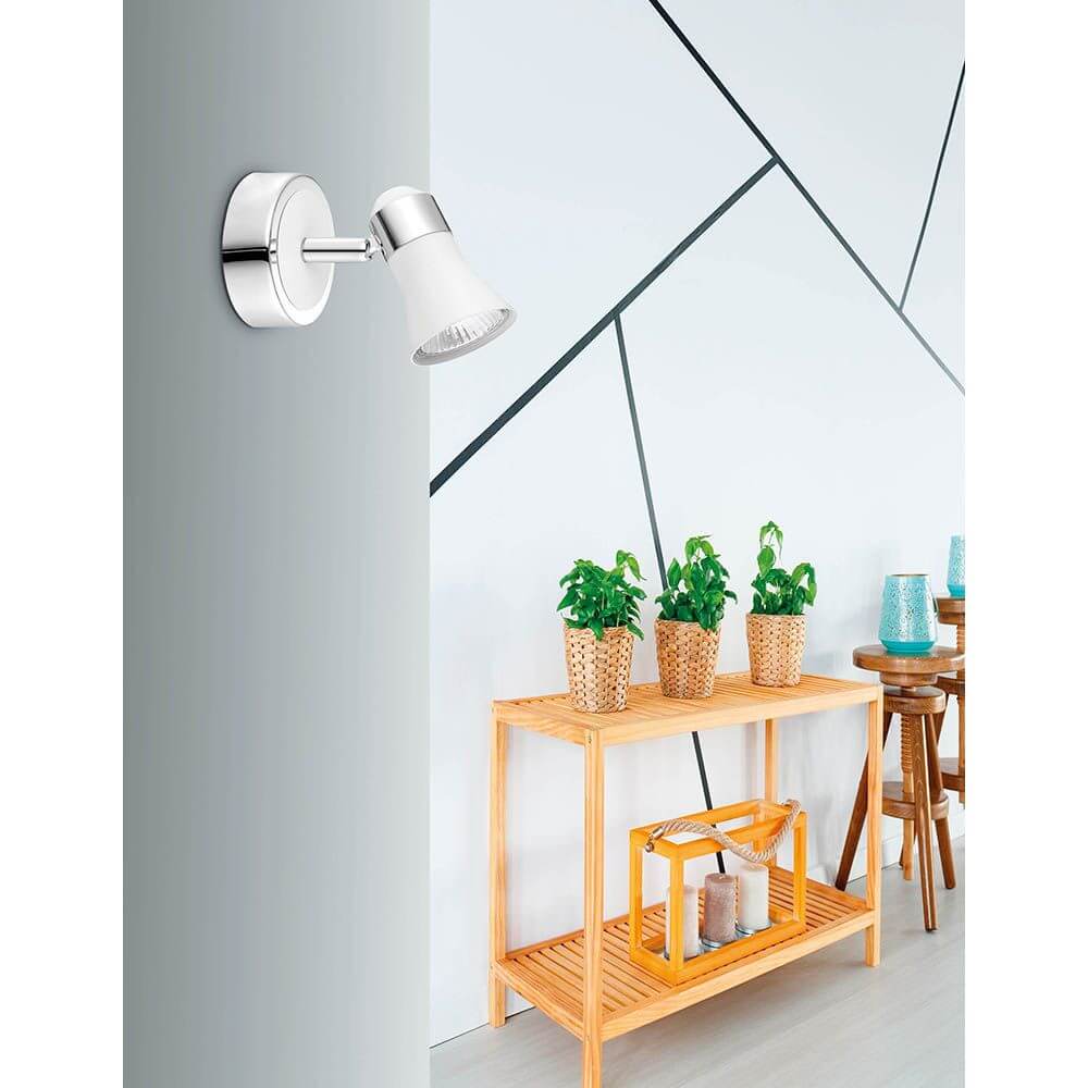 Galeria Wandstrahler aus Metall mit Chrom- und Satin-Nickel-Finish an Schlafzimmerwand, beweglicher Strahler für feine Lichtverteilung