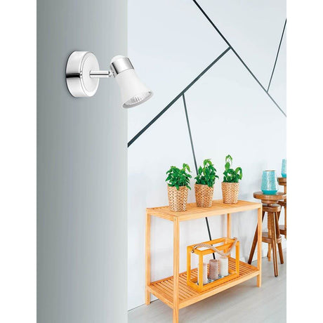Galeria Wandstrahler aus Metall mit Chrom- und Satin-Nickel-Finish an Schlafzimmerwand, beweglicher Strahler für feine Lichtverteilung