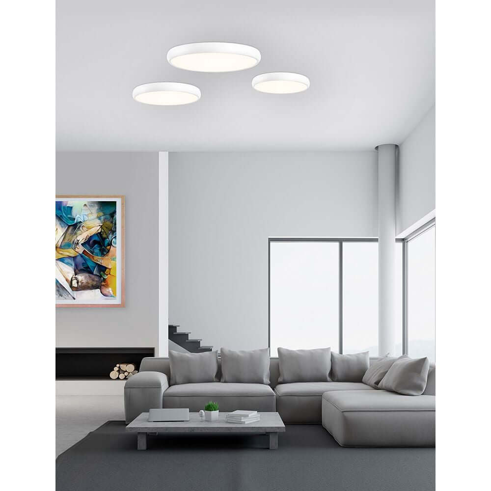 Moderne Gap LED Deckenlampe in einem stilvollen Wohnzimmer über einer komfortablen Couch.