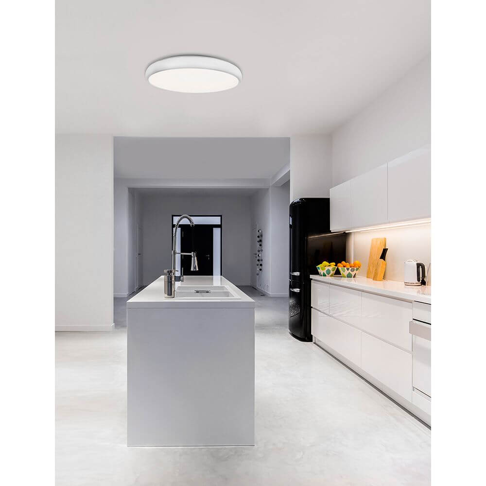 Gap LED Deckenlampe in moderner Küche mit minimalistischem Design und optimaler Lichtverteilung.