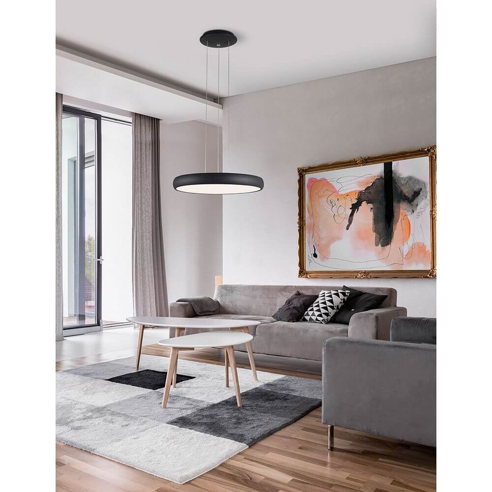 Gap LED Hängelampe Ø 51cm in modernem Wohnzimmer mit Kunstwerk und stilvollen Möbeln.