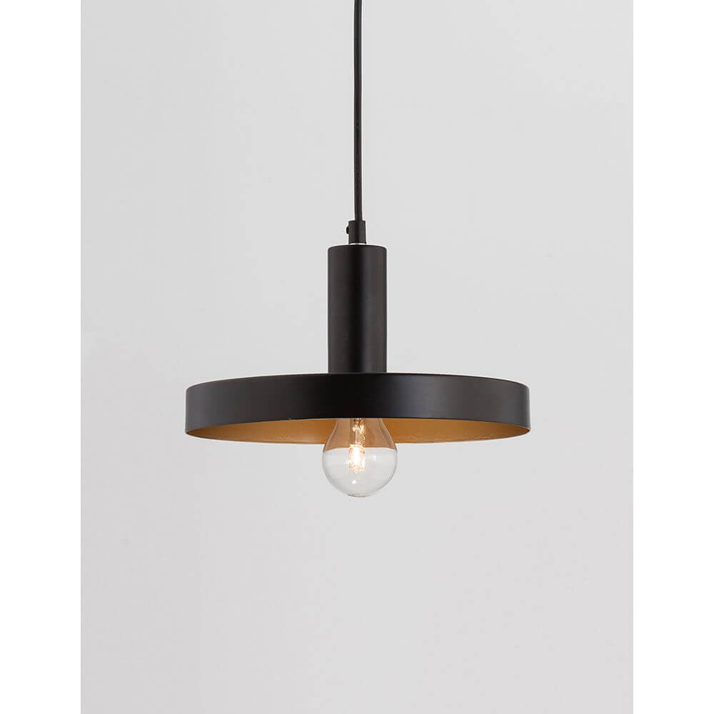 Garni Pendellampe Metall in modernem Design mit schwarzem Rahmen und goldenen Details.