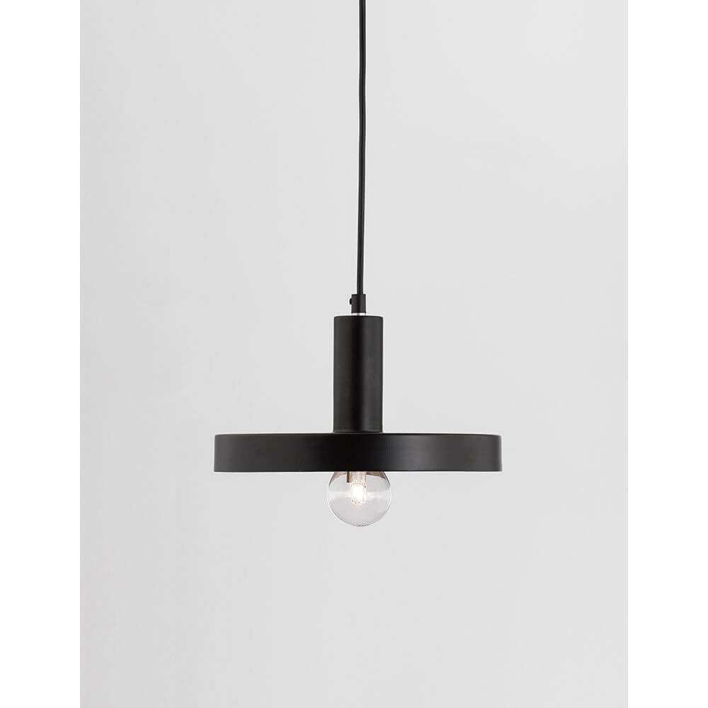 Garni Pendellampe Metall in modernem Design mit schwarzem Finish und Glühbirne.