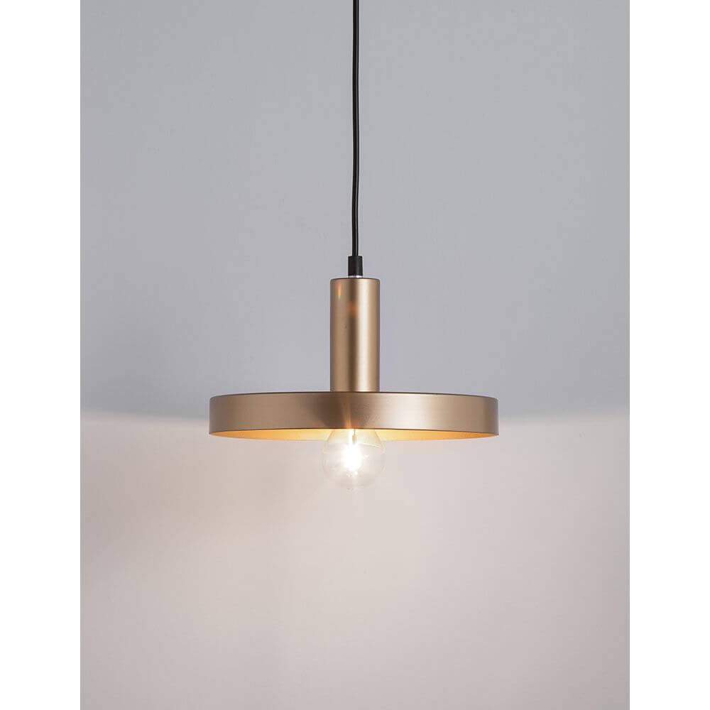 Garni Pendellampe Metall im modernen Design, schlichte Form und elegante Goldfarbe.