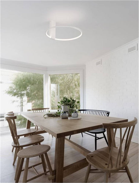 Garve LED Hvid loftslampe Ø 40cm i moderne spisestue med træbord og stole