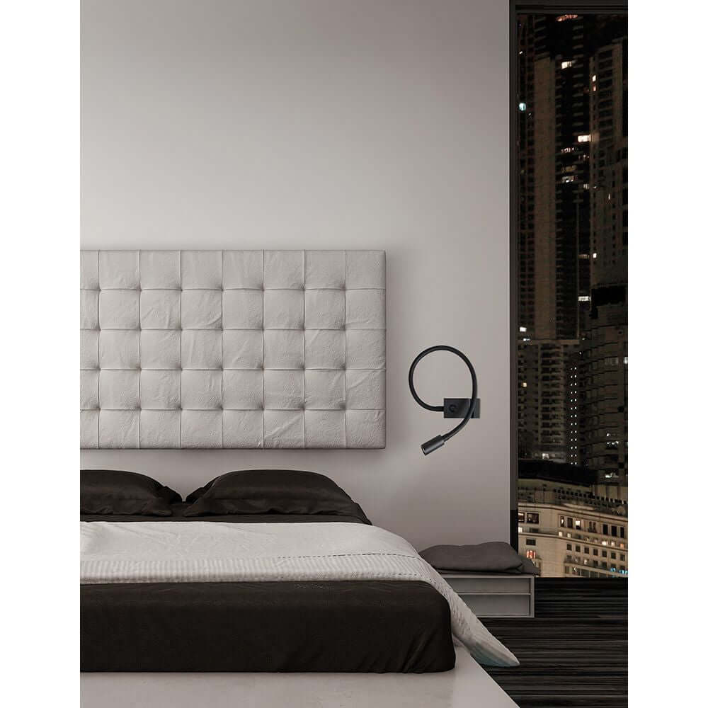 Moderne Schlafzimmergestaltung mit Nova Luce Geneva LED Wandlampe neben dem Bett.