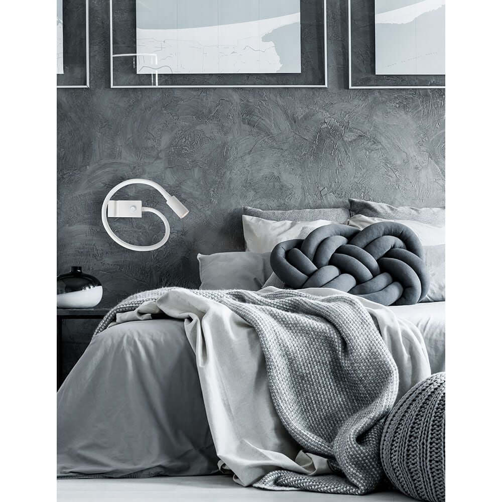 Moderne Schlafzimmergestaltung mit Nova Luce Geneva LED Wandlampe und stylischer Bettdekoration.