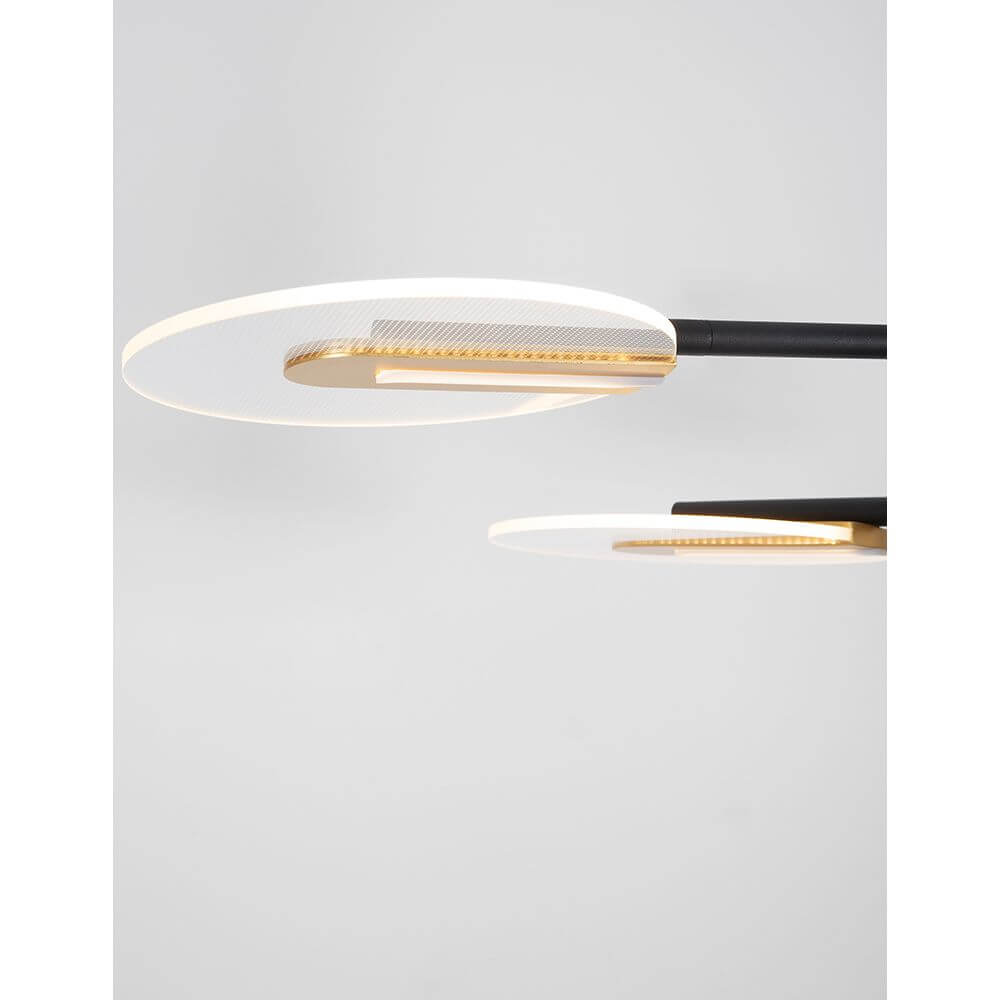 Genti LED Hängelampe Schwarz, Gold mit eleganten, runden Schirmen und modernem Design aus Aluminium.