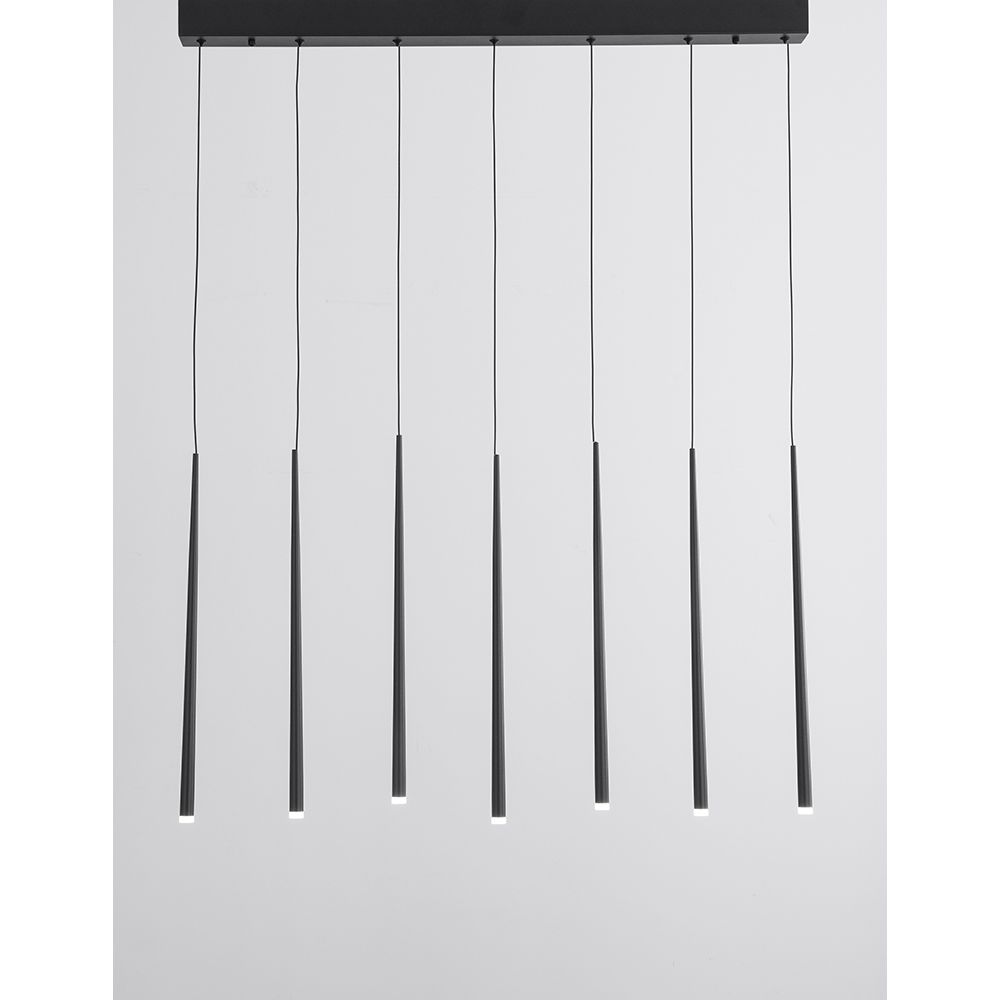 Giono LED Pendelleuchte in Schwarz mit seven hängenden Lichtstäben für modernes Raumdesign.