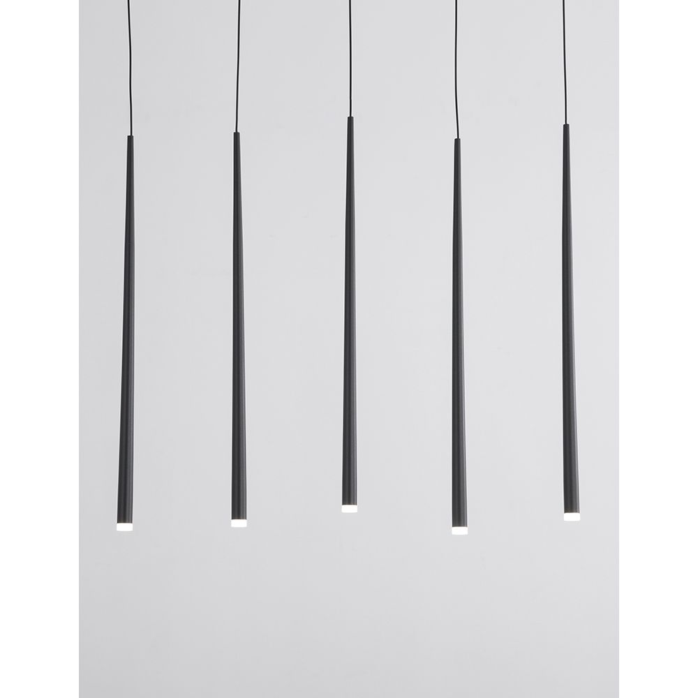 Giono LED Pendelleuchte in Schwarz, elegante und moderne Beleuchtung für jeden Raum, 5 schicke, längliche Lampen.