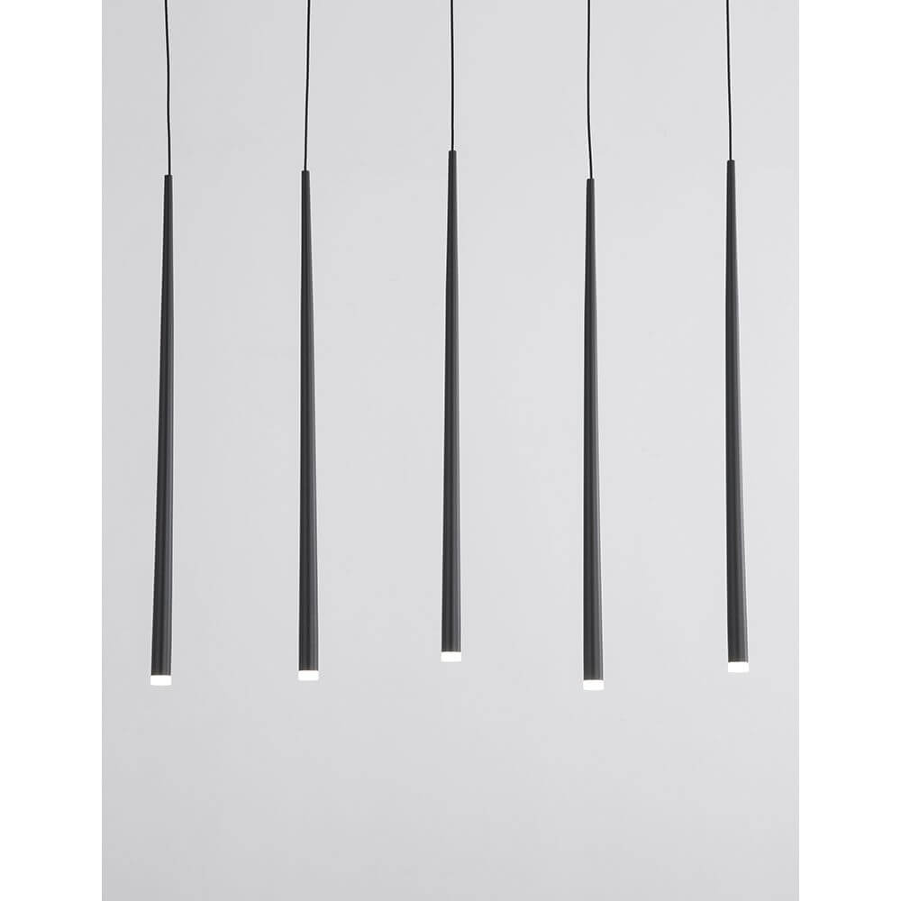 Giono LED Pendelleuchte Schwarz - moderne Pendelleuchte mit minimalistischen, schlanken Lampenschirmen in mattem Schwarz.