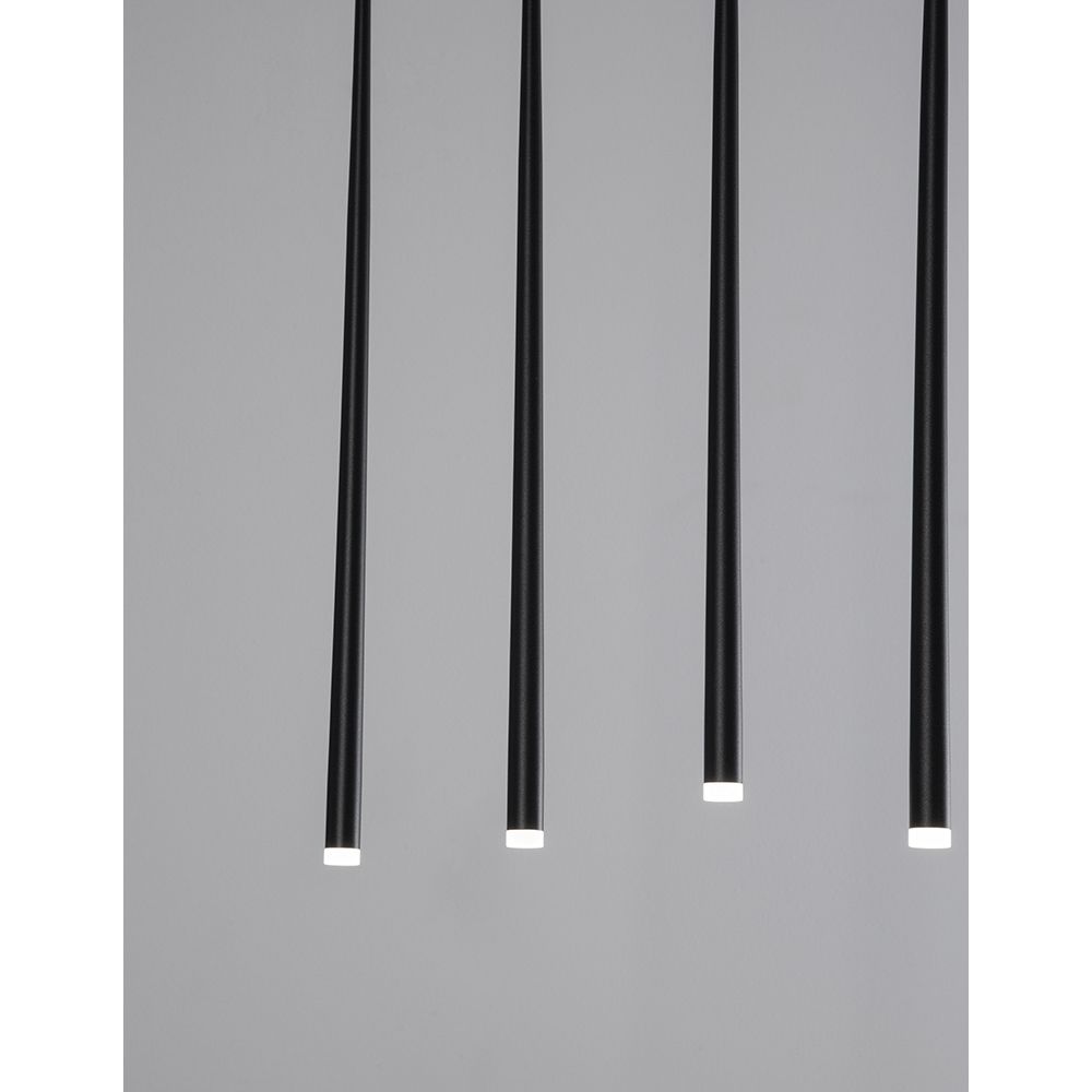 Giono LED Pendelleuchte Schwarz mit vier schlanken Leuchten, ideal für moderne Innenräume.