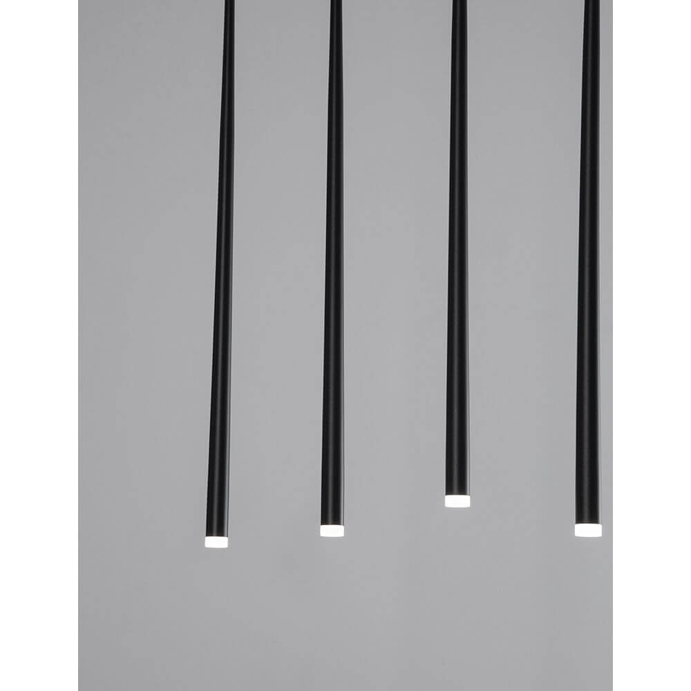 Giono LED Pendelleuchte Schwarz mit schlanken Lampenschirmen in mattem Schwarz, perfekter Akzent für jeden Wohnraum.