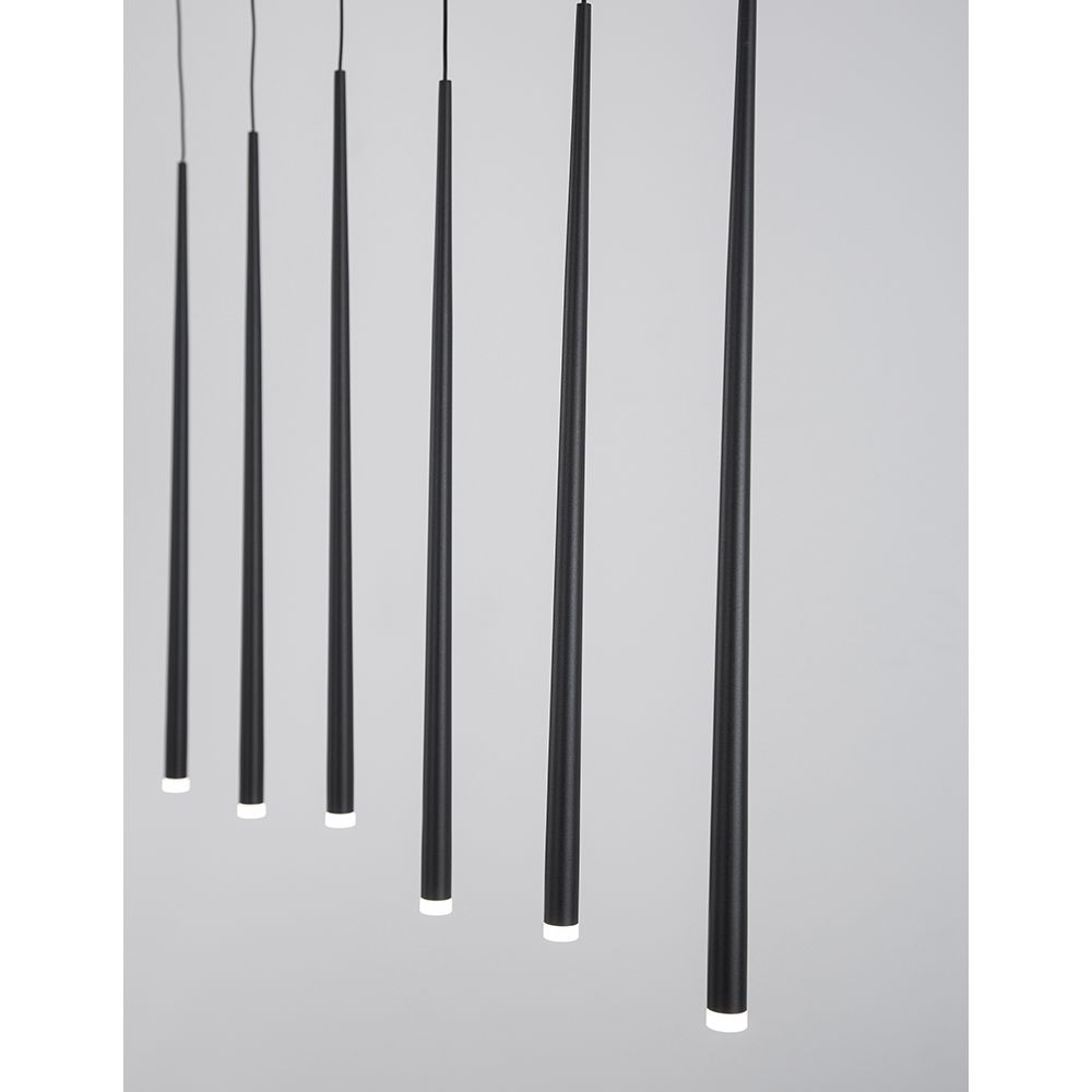 Giono LED Pendelleuchte in Schwarz mit fünf schlanken, hängenden Leuchtstäben für modernes Interieur.