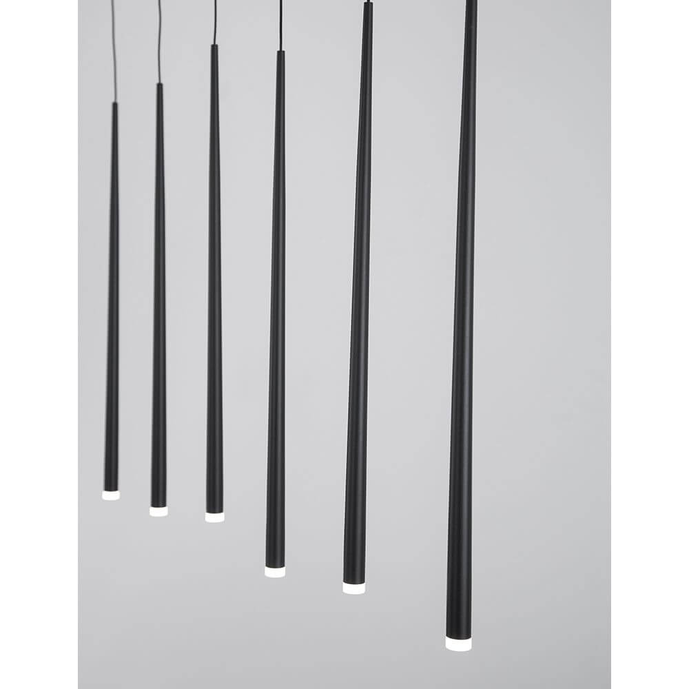 Giono LED Pendelleuchte Schwarz mit minimalistischen, schlanken Lichtkörpern in mattem Schwarz, perfektes Wohnraum-Accessoire.