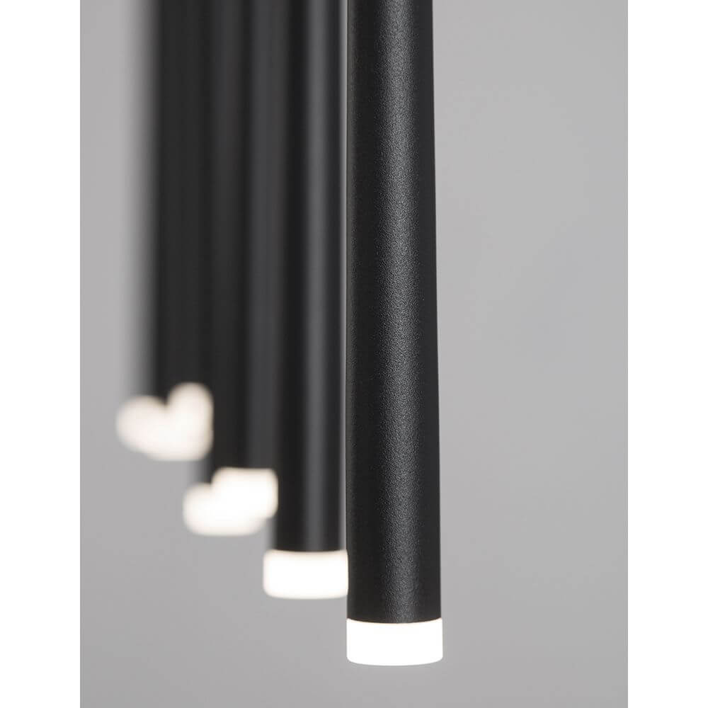 Giono LED Pendelleuchte Schwarz mit schlankem Design und warmem Licht in mattem Schwarz.