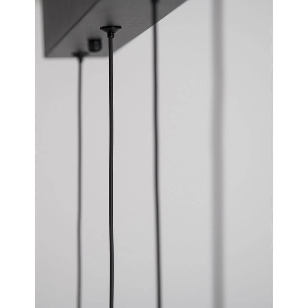 Detailaufnahme der Giono LED Pendelleuchte Schwarz mit schlanker, eleganter Aluminiumstruktur und Kabeln.