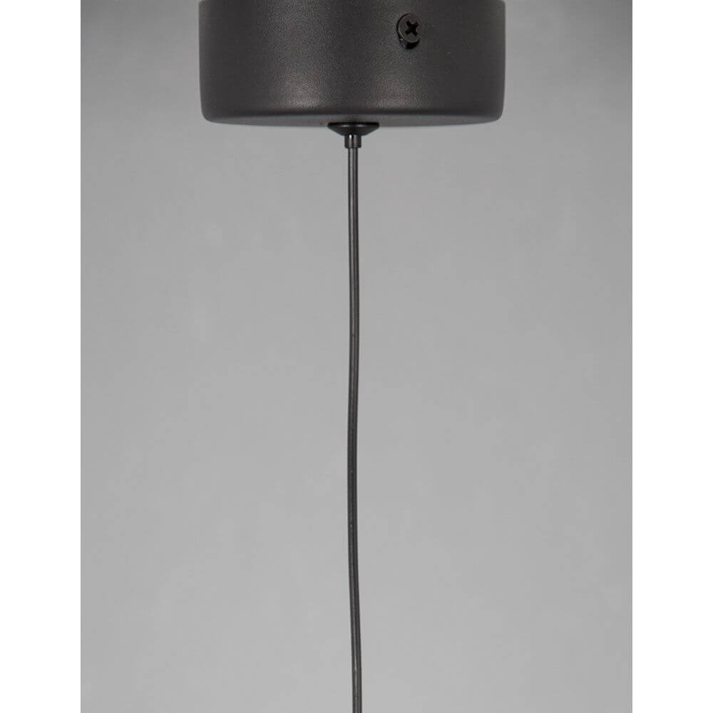 Giono LED Pendellampe 51cm Schwarz, Detailaufnahme der Aufhängung und Kabel in Schwarz.