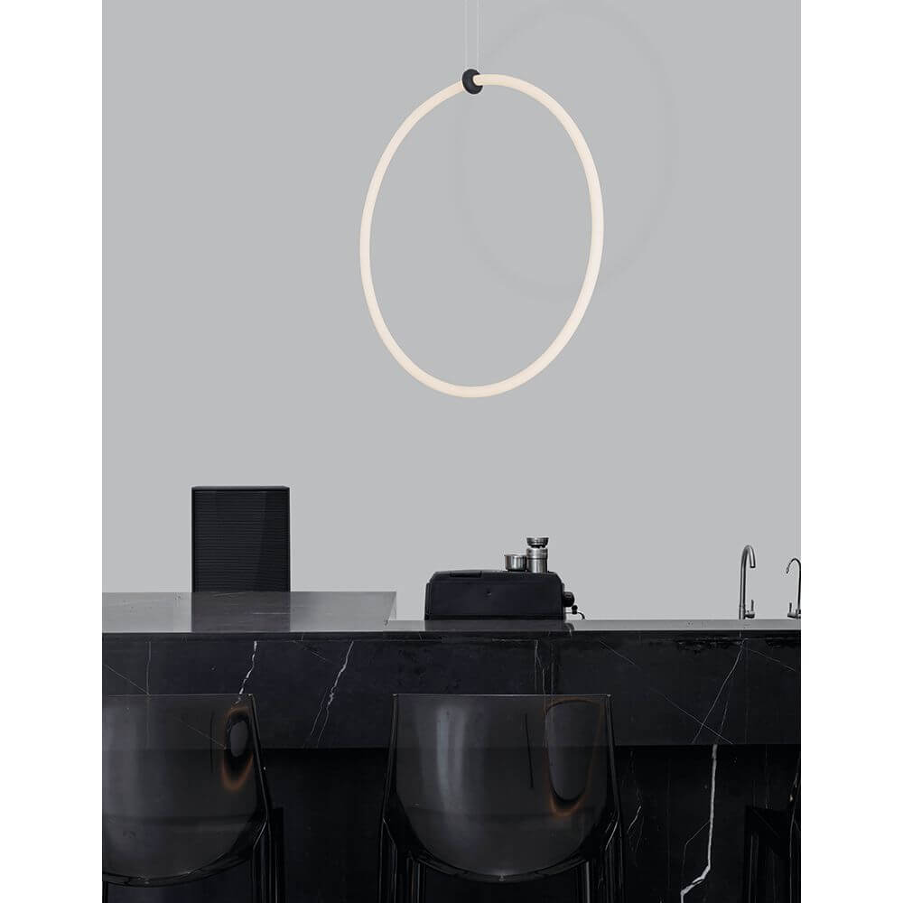Girdino LED Runde Hängelampe Ø 59,5cm über einer modernen Kücheninsel mit minimalistischer Ästhetik.