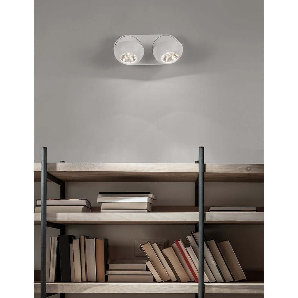 Gon LED Deckenspot 2-flammig Metall an einer Wand über einem Bücherregal installiert.