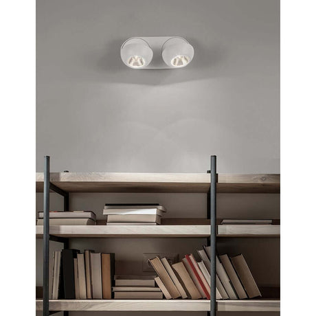 Gon LED Deckenspot 2-flammig Metall an einer Wand über einem Bücherregal installiert.