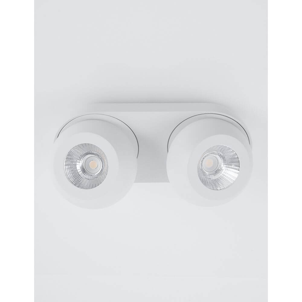 Gon LED Deckenspot 2-flammig Metall mit zwei modernen, einstellbaren Lampenköpfen auf weißem Hintergrund.