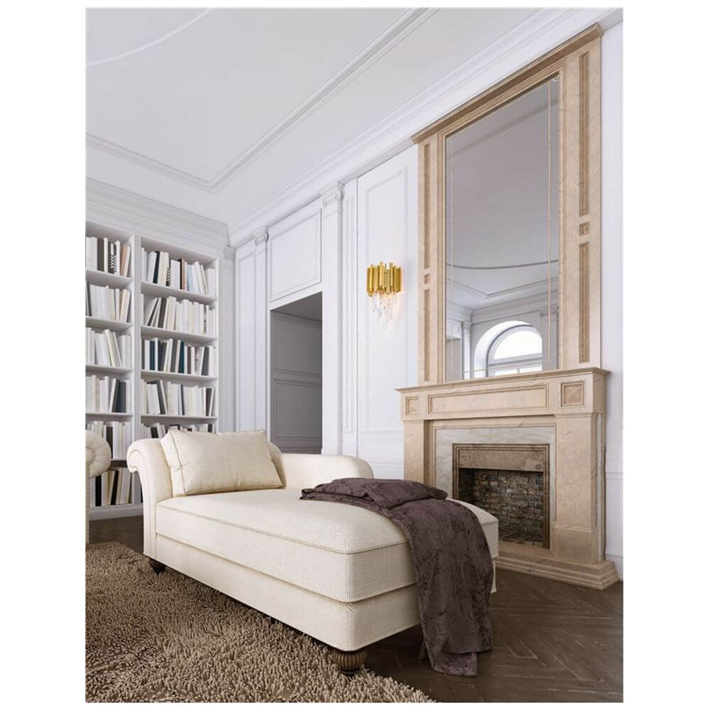 Elegant eingerichteter Raum mit Grane Wandleuchte Kristall Gold, Couch und Kamin.