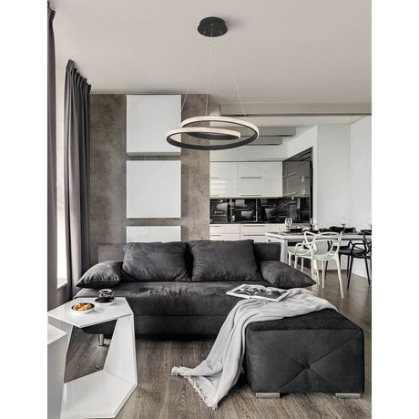 Grania LED Hängelampe Sandig-Schwarz in modernem Wohnzimmer mit eleganter Inneneinrichtung und stilvollem Sofa.