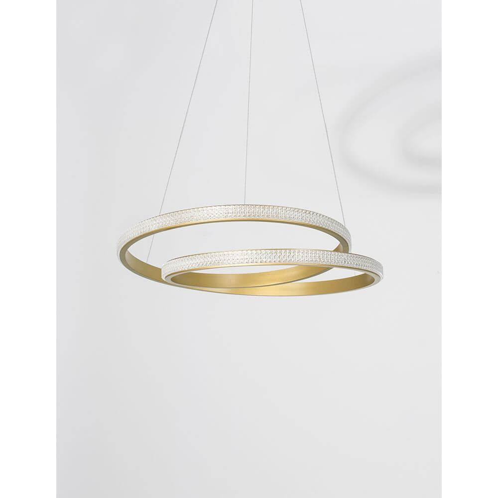 Grania LED Hängeleuchte Matt-Gold mit eleganten Ringen in Mattgold und Kristallelementen.