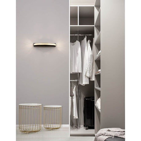 Grania LED Wandleuchte in modernem Schlafzimmer mit elegantem Design und heller Beleuchtung über einem Kleiderschrank.