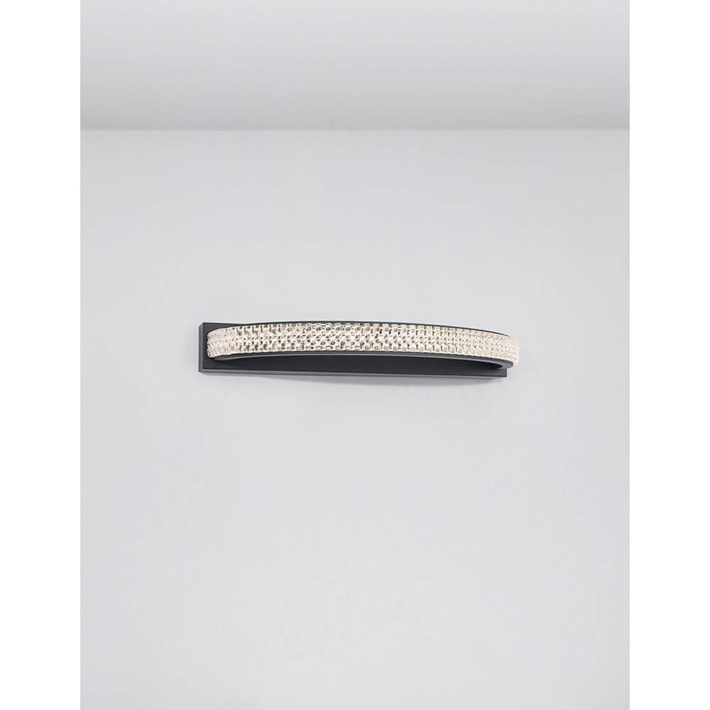 Grania LED Wandleuchte mit modernem Design aus Aluminium und Acryl an einer Wand montiert.