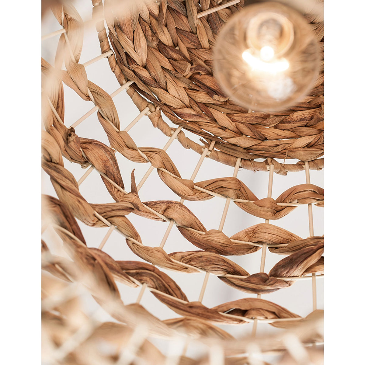 Nova Luce Griffin pendant lamp Ø 40cm made of dried water hyacinth, natural tone, detail view of the woven structure
