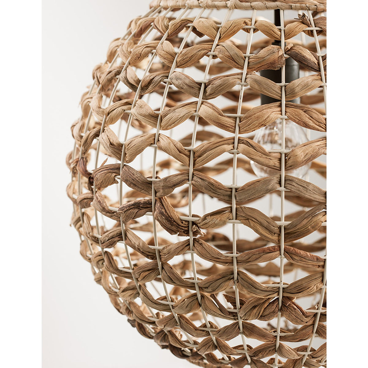 Nova Luce Griffin pendant lamp Ø 40cm made of dried water hyacinth, detail view of the woven natural material