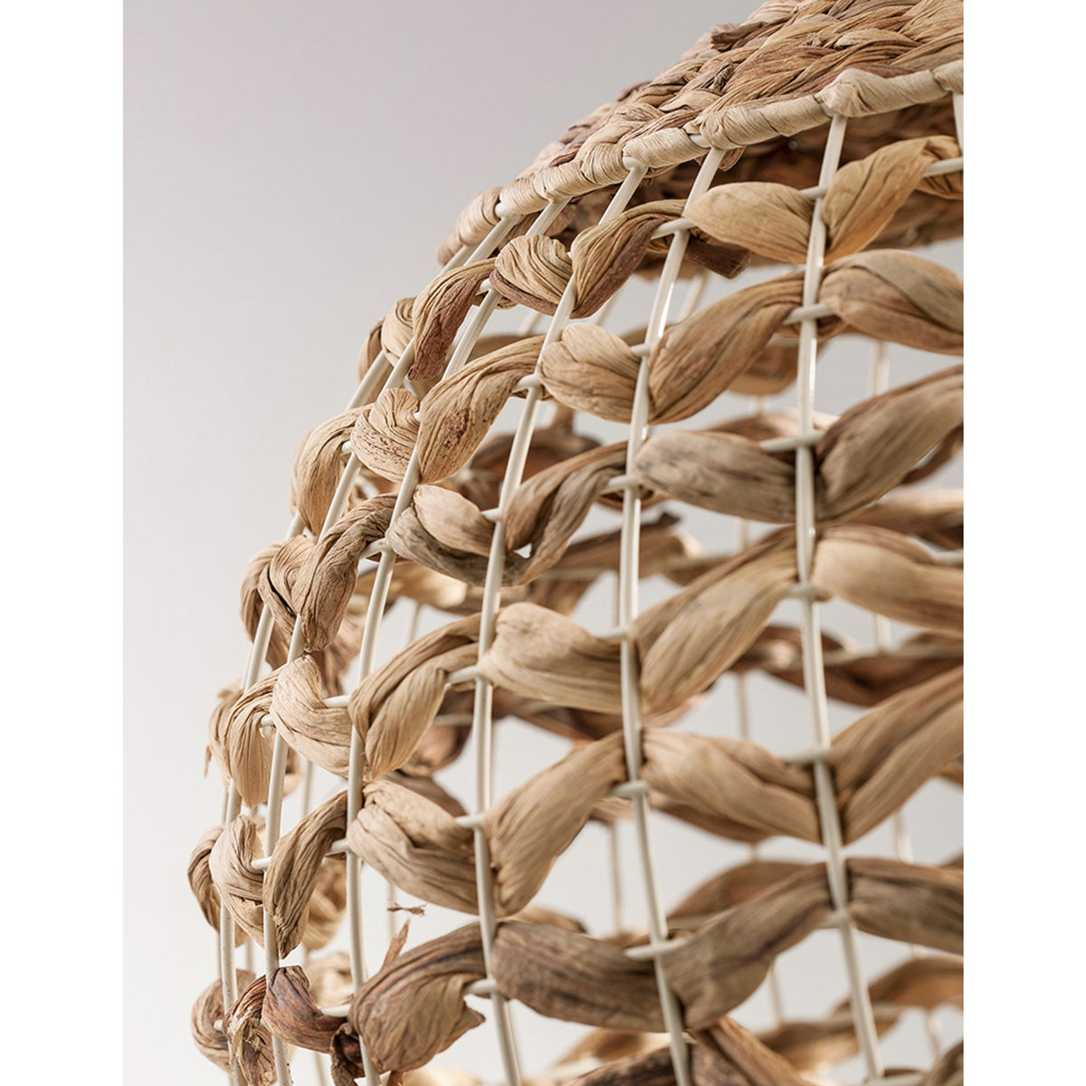 Nova Lyce Griffin pendant lamp, Ø 40cm, natural-colour dried water hyacinth, close-up of the woven structure