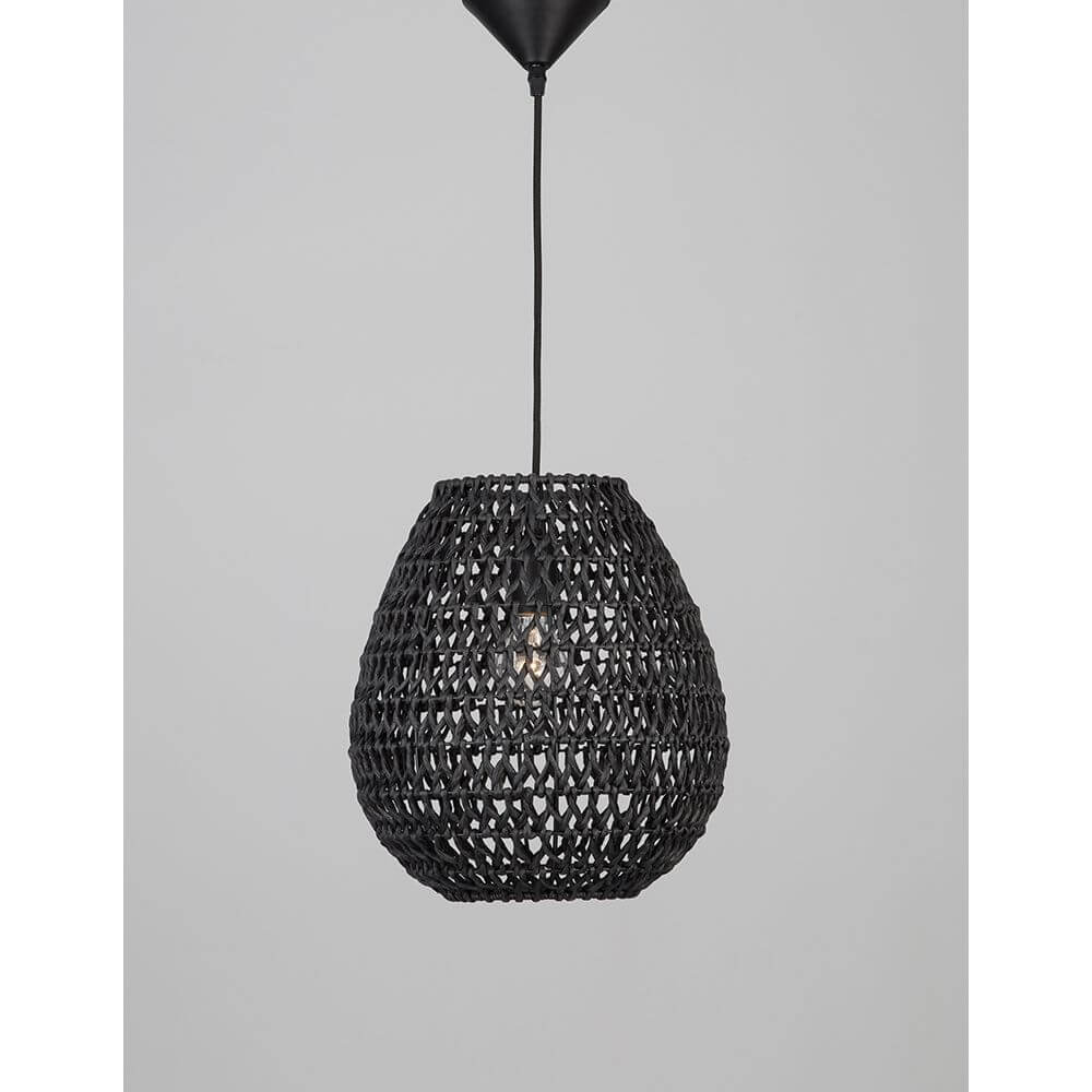 Griffin Papier-Hängeleuchte Schwarz in eleganter Form aus robustem Papier-Rattan, ideal für moderne Wohnkonzepte.